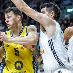 lba's Yanni Wetzell fights for the ball against Gabriel Deck and Walter Tavares from Real Madrid (from left to right, source: DPA/Andreas Gora)