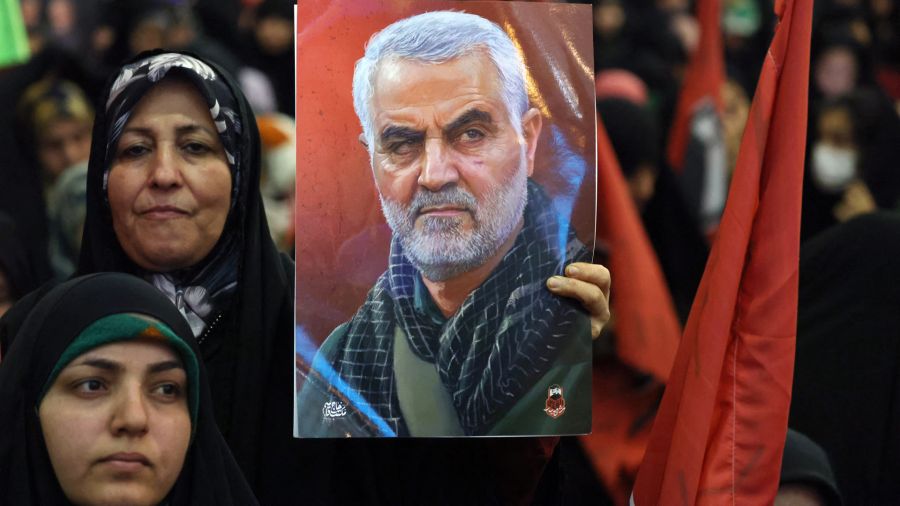 PHOTALERIA An Iranian woman holds a portrait of the Iranian high commander killed Qasem Soleimani during the commemoration ceremony of the anniversary of her murder in the Iranian capital, Tehran