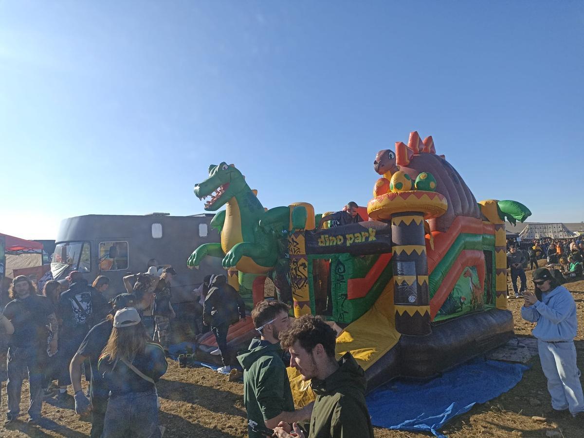 Un castillo hinchable en una de las zonas de la 'rave' ilegal.