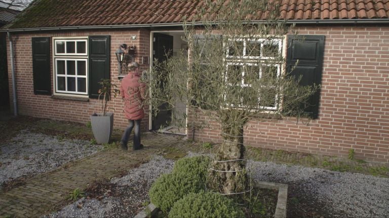Annelies Goorden enters her house, but for how long? (photo: Omroep Brabant).