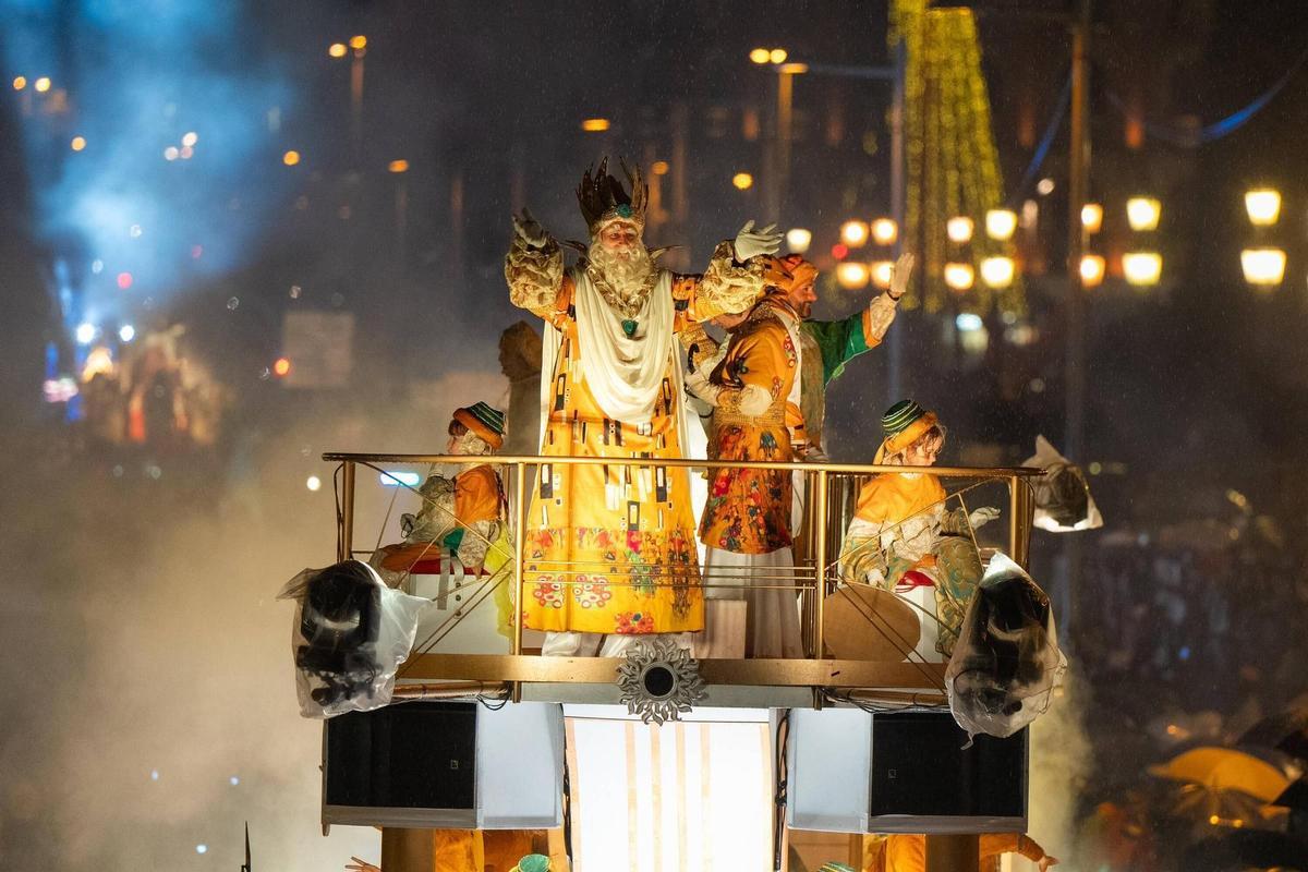 Cabalgata de los Reyes Magos de Barcelona en Avenida Maria Cristina.