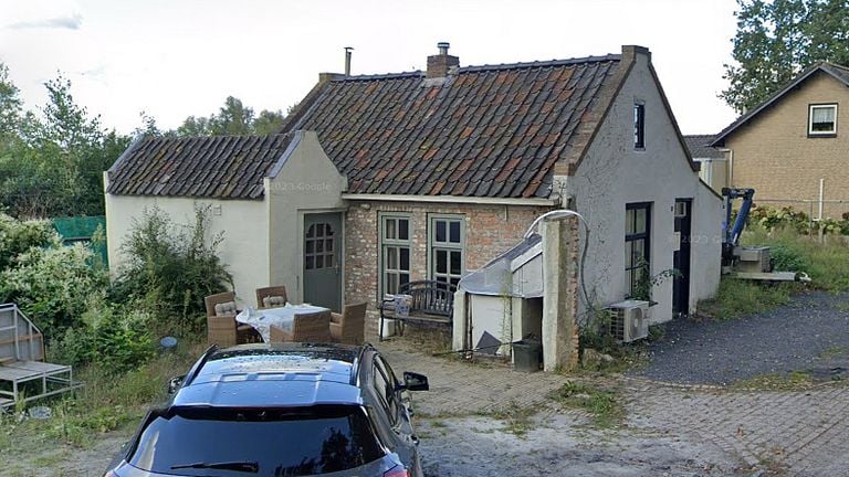 This is what the house looked like before (photo: Google Maps).
