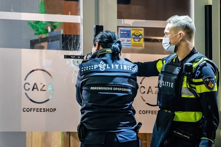 The bullet hole in the window of coffee shop Caza in Tilburg is clearly visible (photo: Jack Brekelmans/SQ Vision).