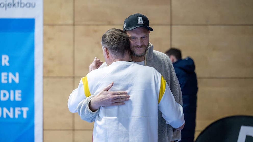 Freundliche Begrüßung! Johannes Bitter (r.) heißt Bundestrainer Alfred Gíslason in der HSV-Heimat willkommen