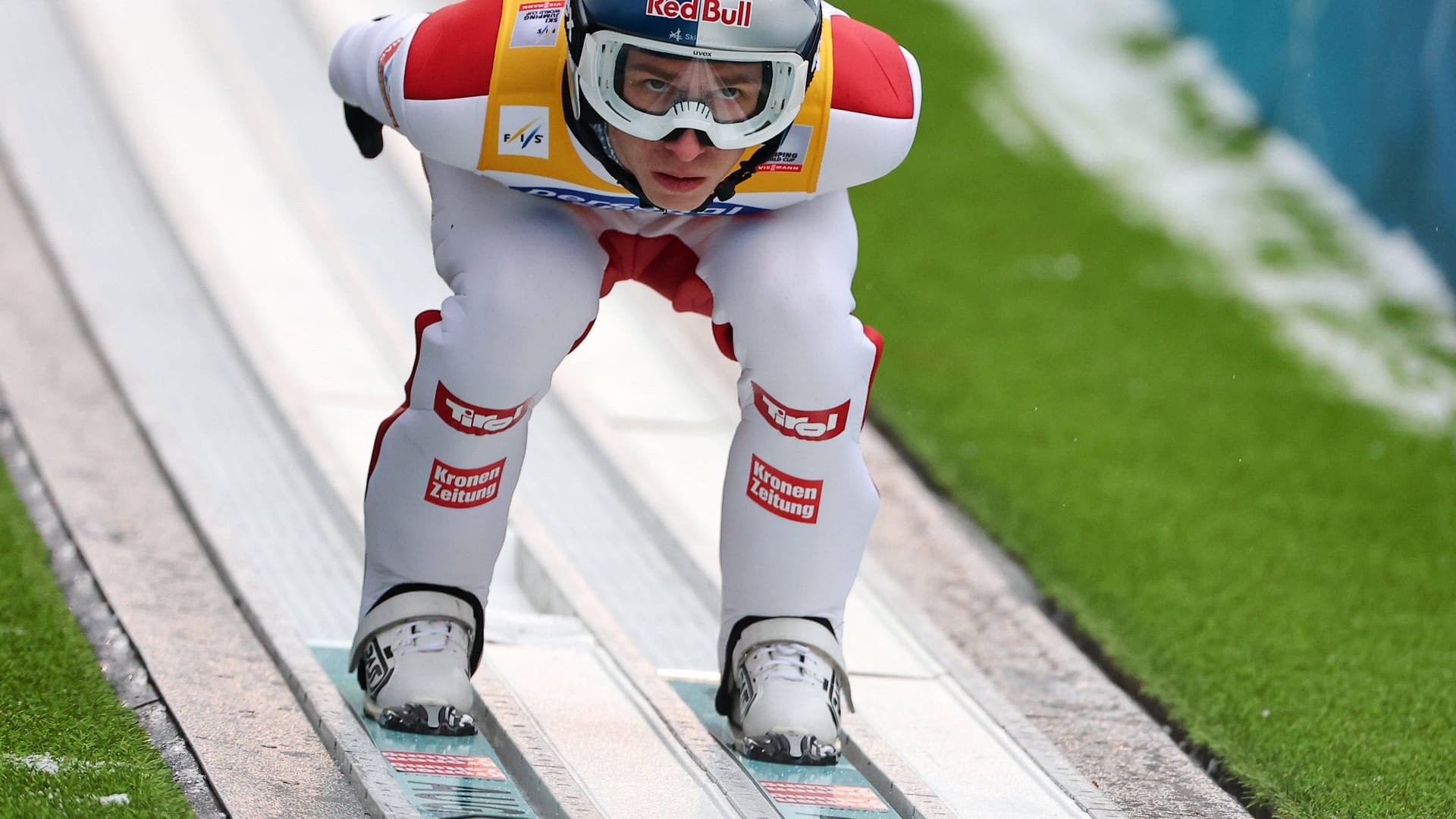 Daniel Tschofenig during the jump: Is the shoe the solution?