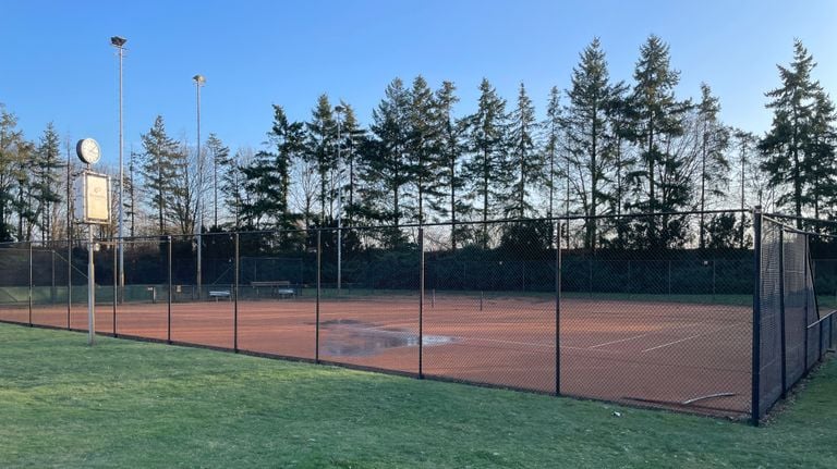 One of the tennis courts on site (photo: Rogier van Son).