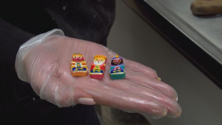 Figures of a king are hidden in the dough (photo: Omroep Brabant).