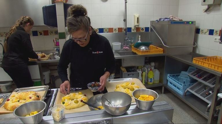 Rosa Kouwenberg-Iglesias, together with daughter Rosalba, prepares one Roscon de Reyes after another during Epiphany (photo: Omroep Brabant). 
