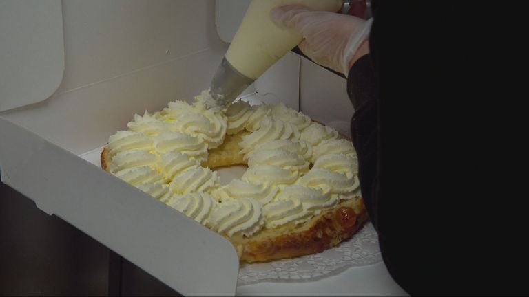 Before the pastry box closes, some whipped cream on the Roscon (photo: Omroep Brabant).