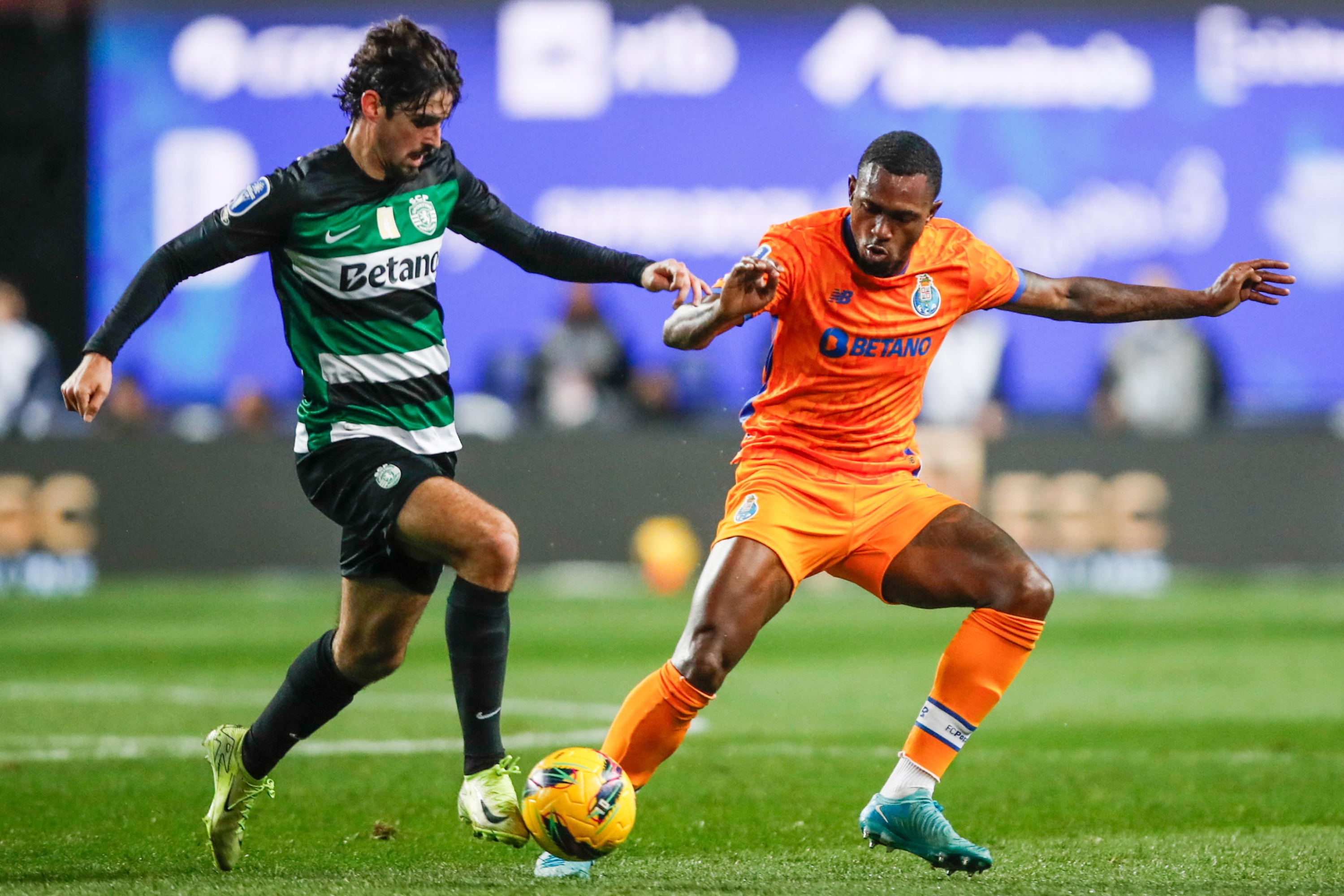 epa11811763 SportingÂ´s Trincao (L) fights for the ball with PortoÂ´s Otavio during the Portuguese League Cup semifinal match between Sporting and FC Porto held at at Magalhaes Pessoa Stadium, in Leiria, Portugal, 07 January 2025. EPA/PAULO CUNHA