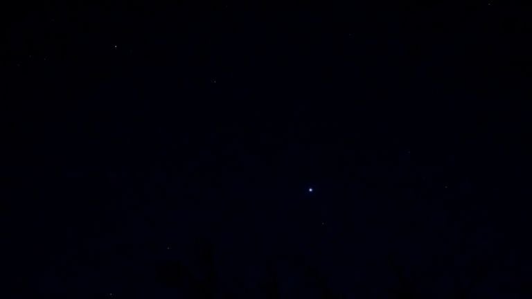 Stars twinkle slightly in contrast to planets, which shine brighter (photo: SQ Vision).