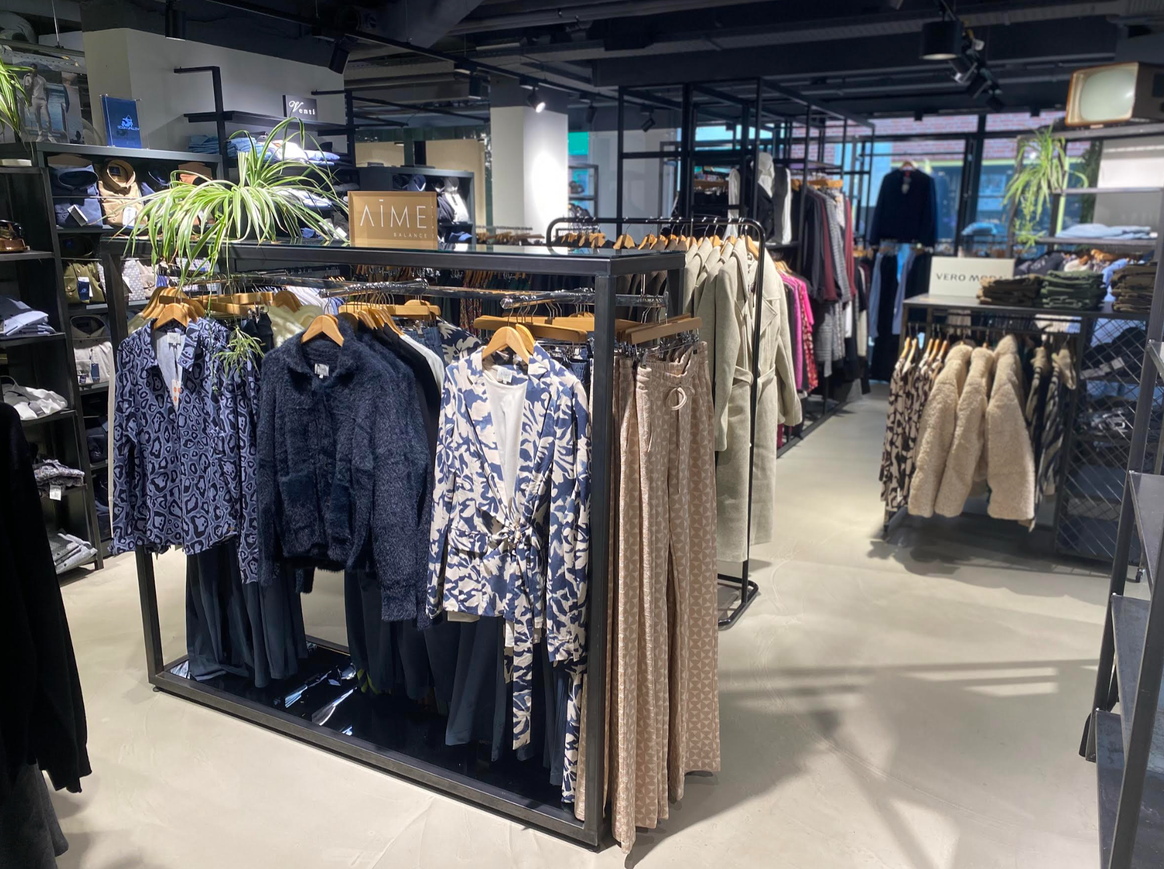 Presentation of women's clothing in the store.