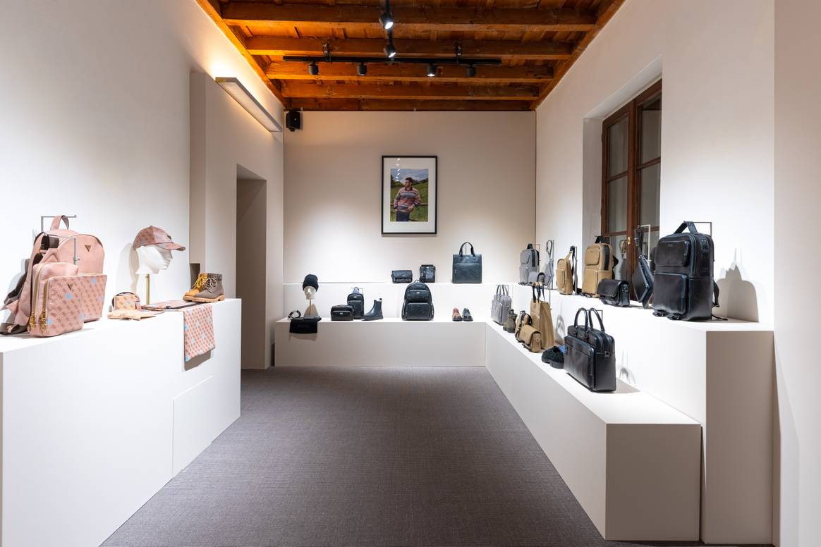 Guess Man Lounge by Cappellini at Pitti Uomo 107