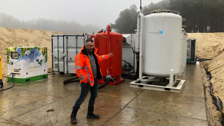 project leader Assink for the purification plant (photo: Willem-Jan Joachems)