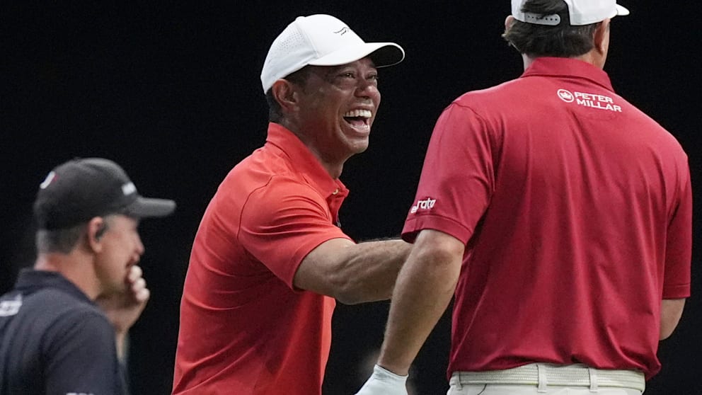 Golf-Legende Tiger Woods amüsiert: Kevin Kisners kurioser Bunker-Schlag