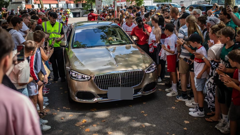 Stuttgarts Stürmer Deniz Undav (28) fährt im goldenen Mercedes Maybach vom VfB-Trainingsgelände. Heute fährt der DFB-Star eine G-Klasse.