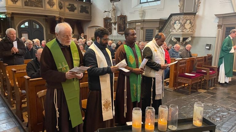 The brothers from India and Tanzania during mass (photo: Imke van de Laar).