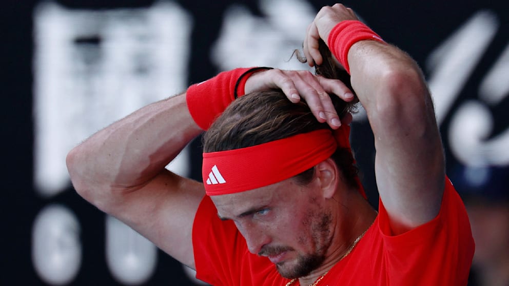 Alexander Zverev macht sich die Haare schön, schlägt auf und holt sich den zweiten Satz