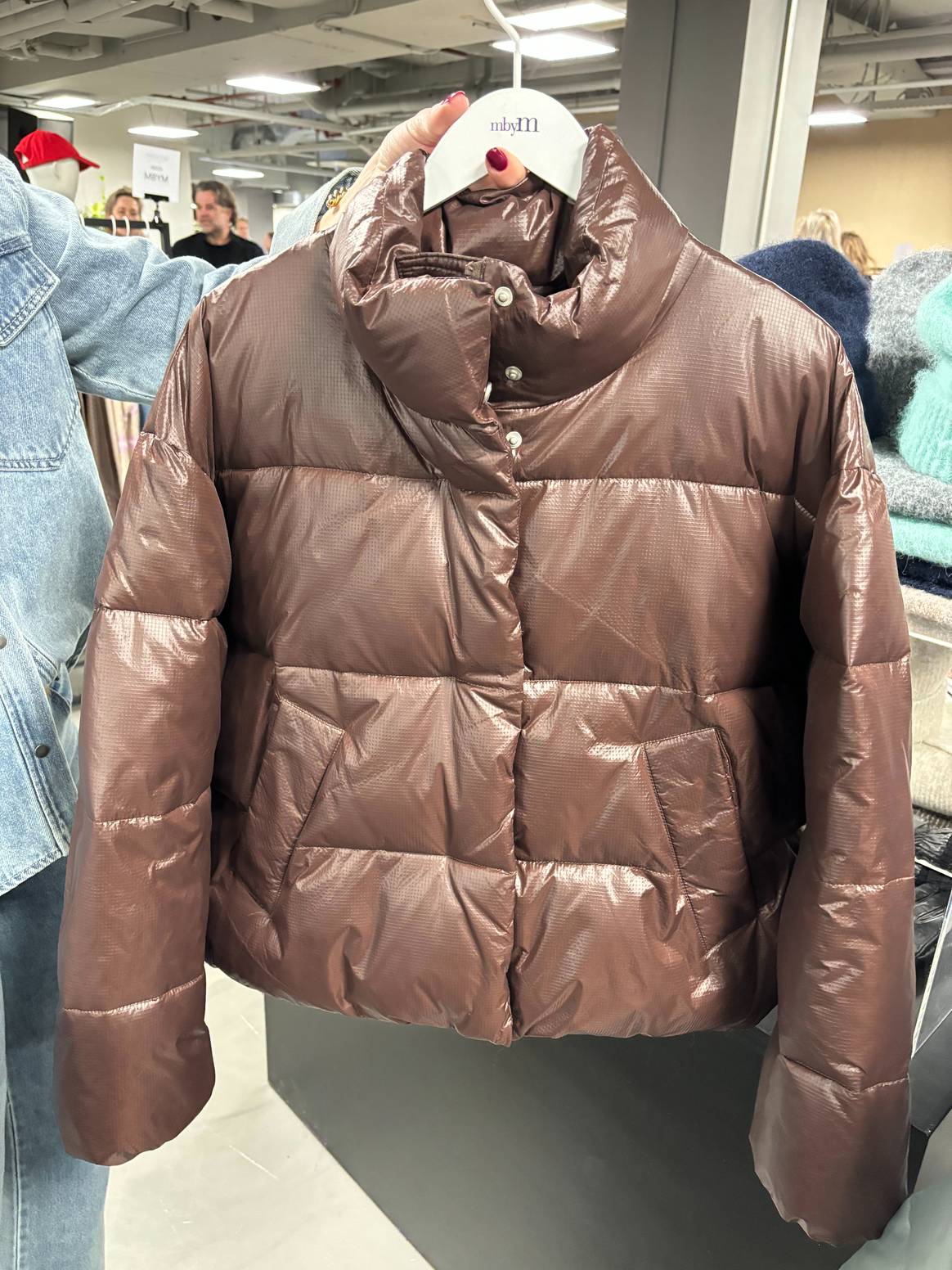 A puffer jacket in the trendy color Mocha Mousse