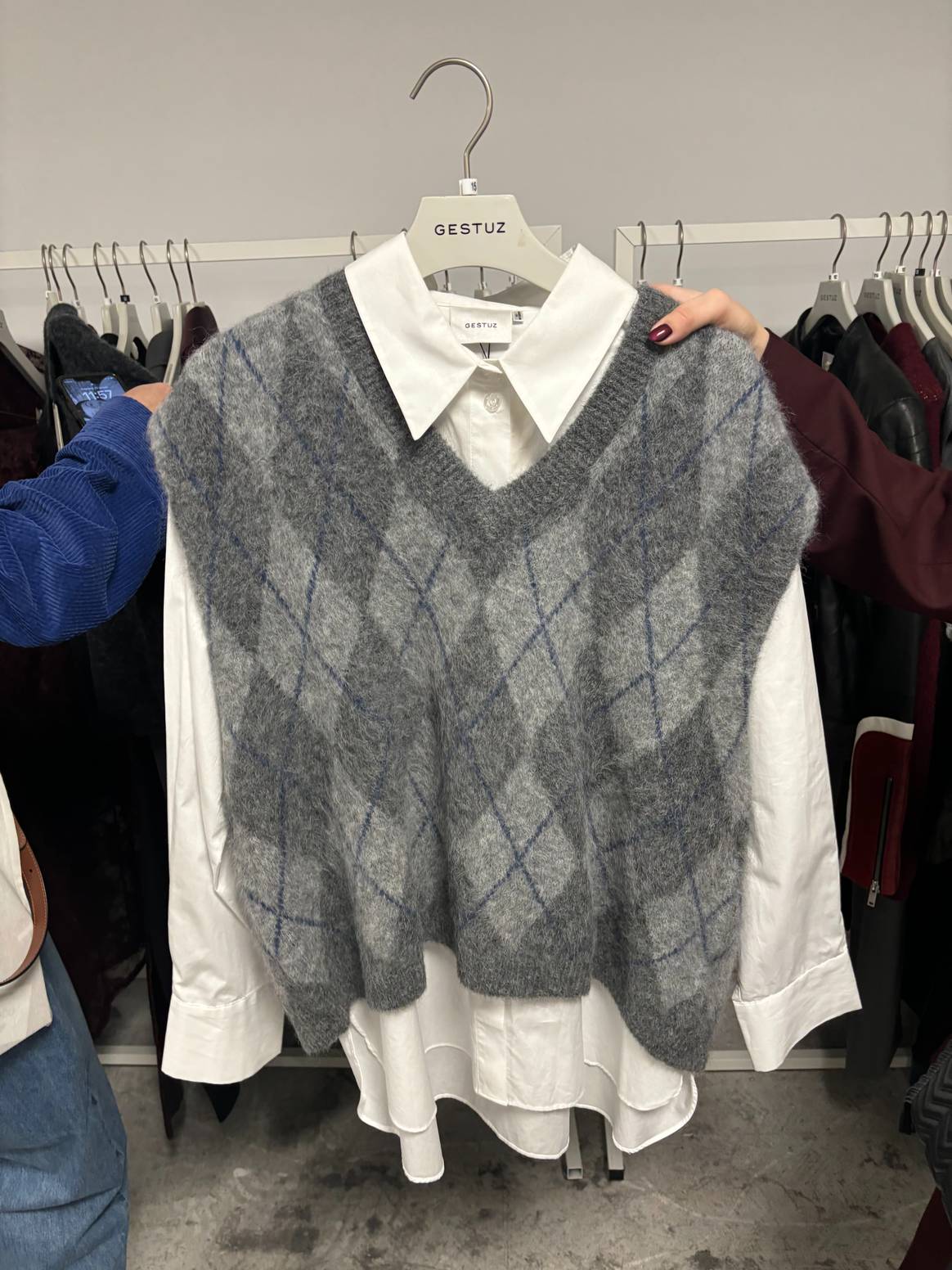 A white overshirt with a collar and Spencer (trui zonder mouwen)