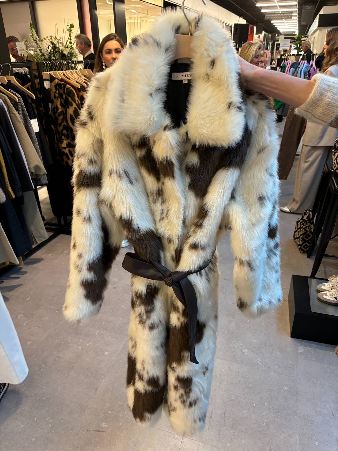 A vertegenwoordiger van A-View verwacht veel van de trend jackets with dierenprint in nepbont