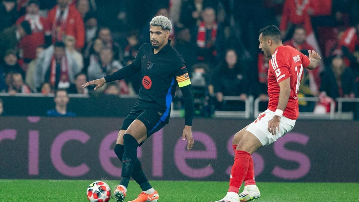 Araujo ante el Benfica en Champions