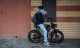 A vaping young person on a fat bike in Alkmaar.