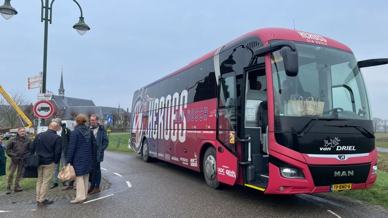 Ready for a bus ride along the work (photo: René van Hoof).