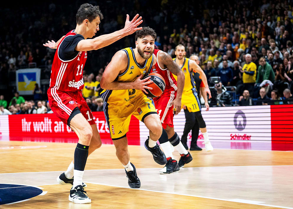 Albas William McDowell-White (r.) zieht gegen Münchens Rückkehrer Vladimir Lucic (l.) zum Korb.