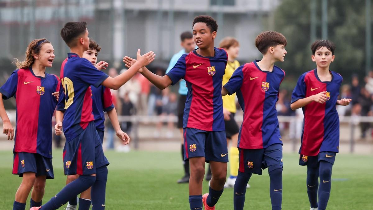 John Ovie Adams celebra con sus compañeros un gol al Badalona