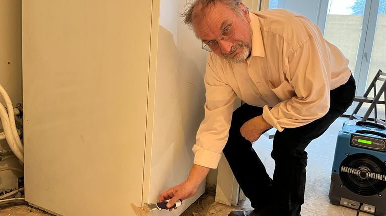 Rüdiger Meyer discovered together with his son that the floor was wet by a leak (photo: Jan Waalen).