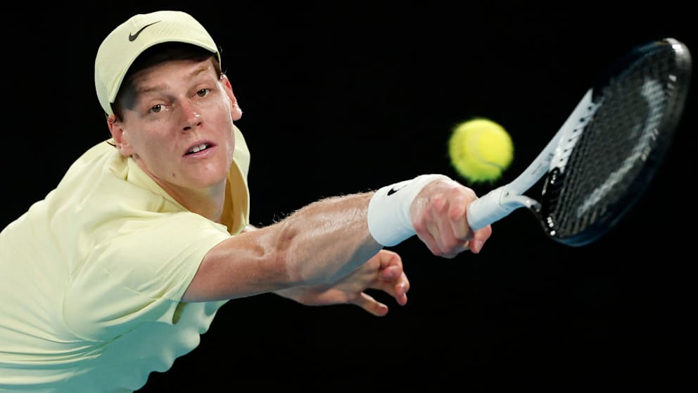 Jannik Sinner streckt sich nach dem Sieg und gewinnt zum zweiten Mal in Folge die Australian Open