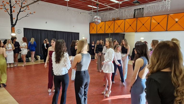 The ladies are busy practicing for the final (photo: Tom Berkers).