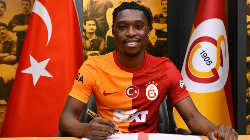 Derrick Köhn signing his contract in Istanbul at the beginning of 2024