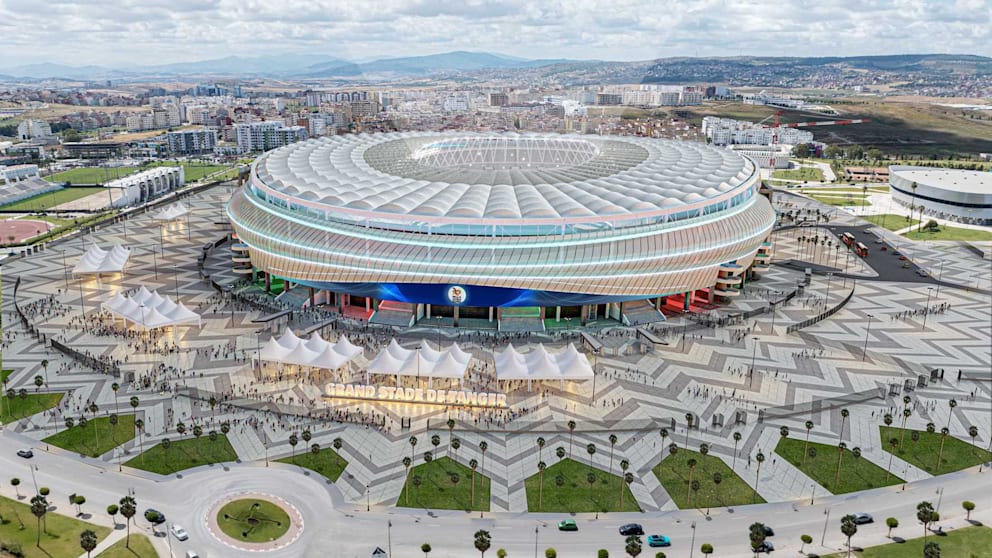 In Tanger (Nord-Marokko) wird das „Grand Stade“ für die WM 2030 aufgehübscht. Drei Tribünen ­bekommen erstmals ein Dach, die Laufbahn kommt weg und die Kapazität geht hoch von 65 000 auf 87 000 Plätze