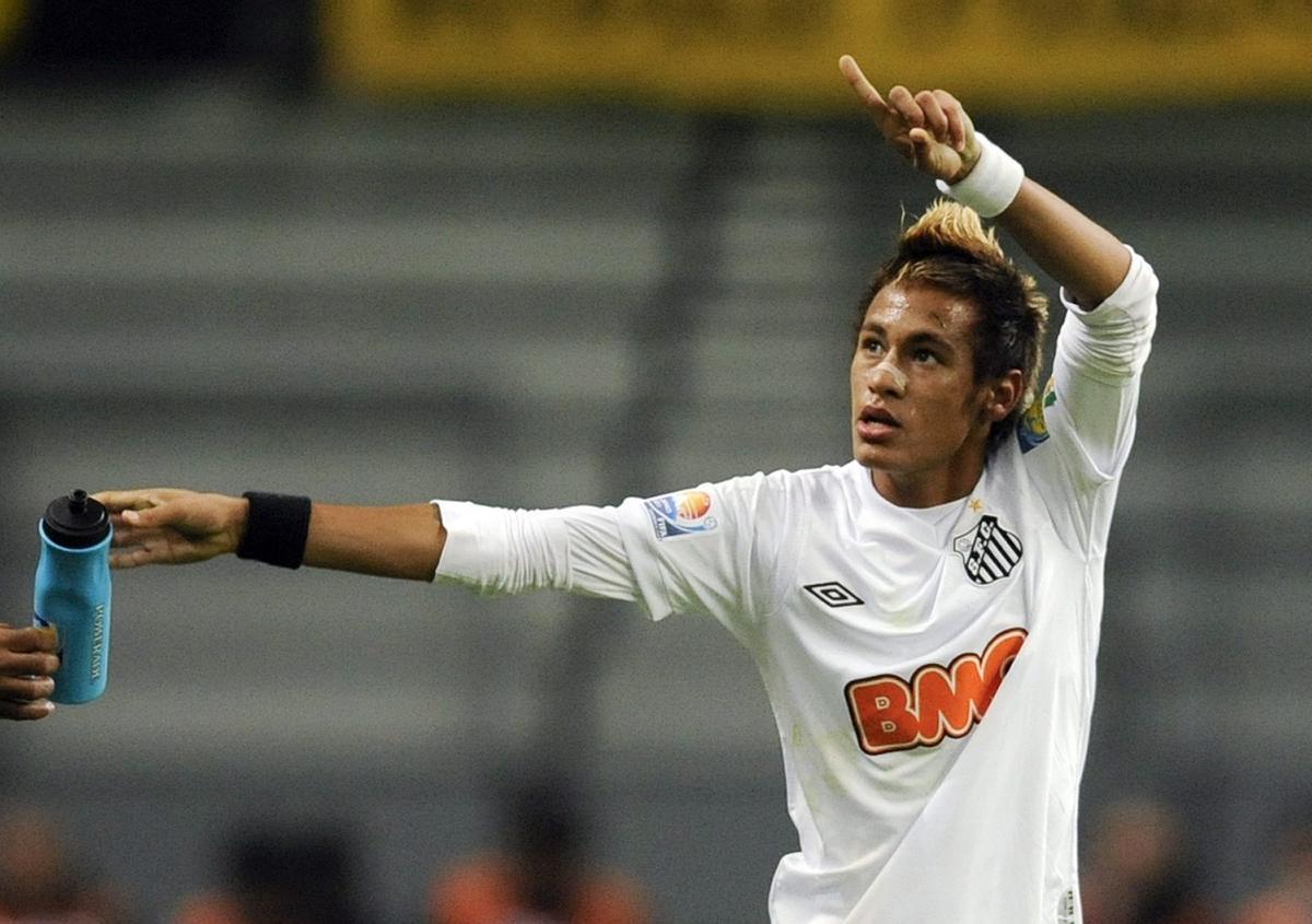 KMA109v TOYOTA (JAPÓN) 14/12/2011.- Neymar, jugador del Santos de Brasil, celebra tras marcar ante el Kashiwa Reysol nipón, durante la primera semifinal del Mundial de Clubes de Japón, en el estadio Toyota de la provincia de Aichi (centro de Japón), hoy, miércoles 14 de diciembre de 2011. EFE/KIMIMASA MAYAMA JAPÓN FÚTBOL MUNDIAL CLUBES