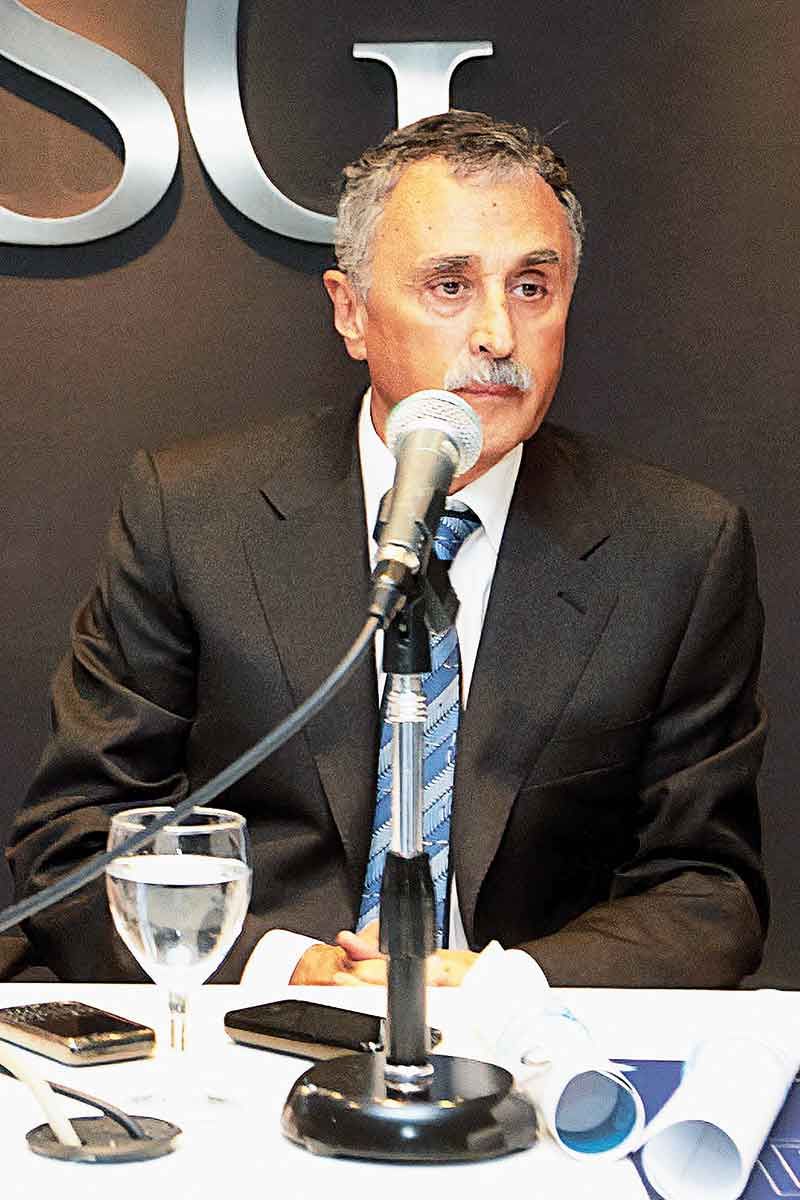 Mario Lugones, Minister of Health at the national level. 