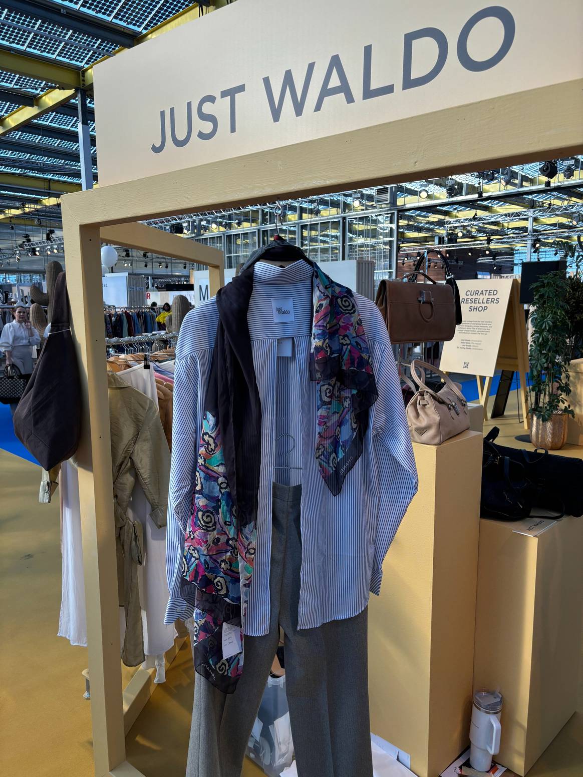 Just Waldo Presenterte Een Blouse Met Open Echtkant