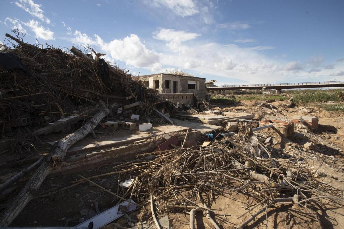 Casetas destruidas en el cauce del Túria, que quedaron arrasadas con la crecida del río, que se llevó por delante construcciones y huertas bajo el puente del aeropuerto.
