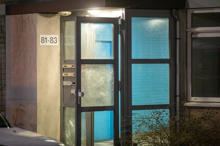 The entrance door to the apartments is damaged but it is not clear whether that is due to the bang the bang attracted a lot of attention (photo: SQ Vision/Christian Traets).