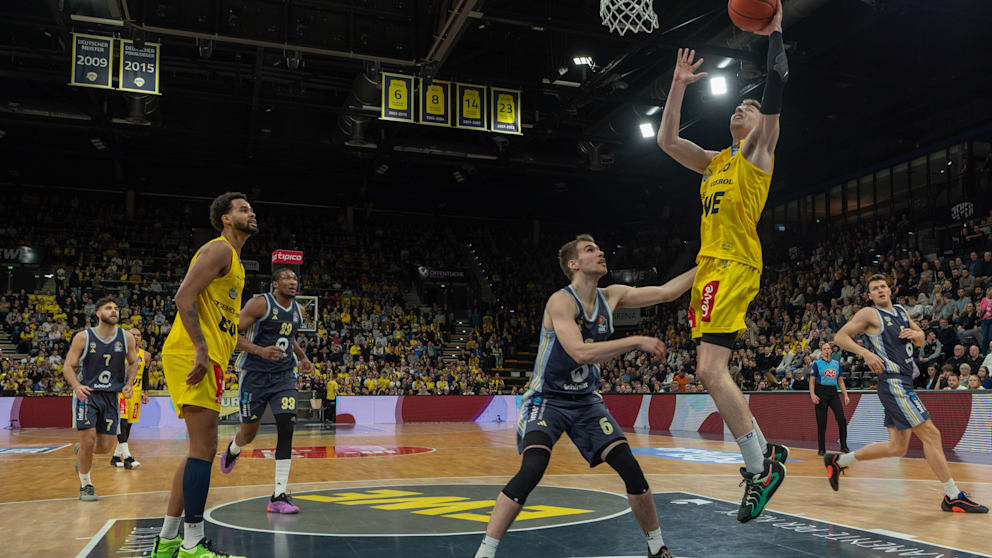 Malte Delow und der Oldenburger Alen Pjanic unterm Korb