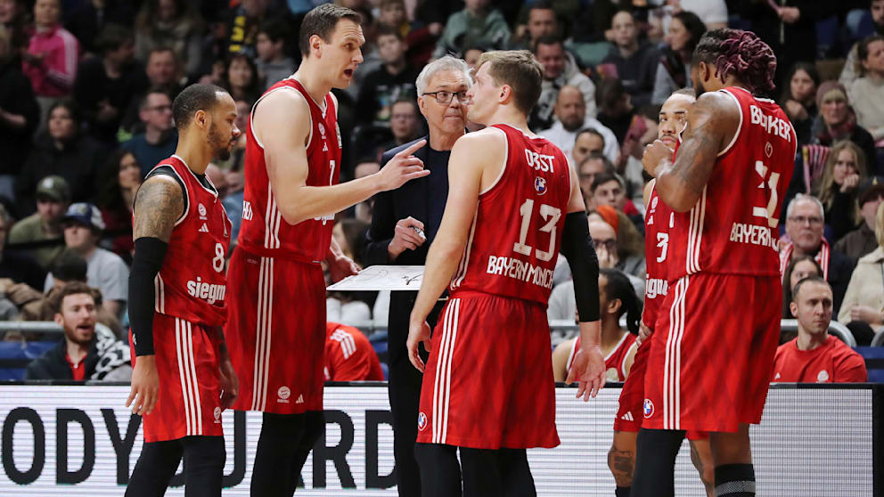 Ratlose Bayern. Am 5. Januar verloren sie mit 81:88 bei Alba. Hier diskutieren Johannes Voigtmann und Andreas Obst
