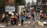 Above: Congolese on the flight for the fighting. Midden: looters leave with things from a building of UN refugee organization UNHCR in Goma. Below: members of the M23 militia on a pick-up truck in Goma. Photos Thomas Mukoya/Reuters, Moise Niyonzima/EPA, AFP