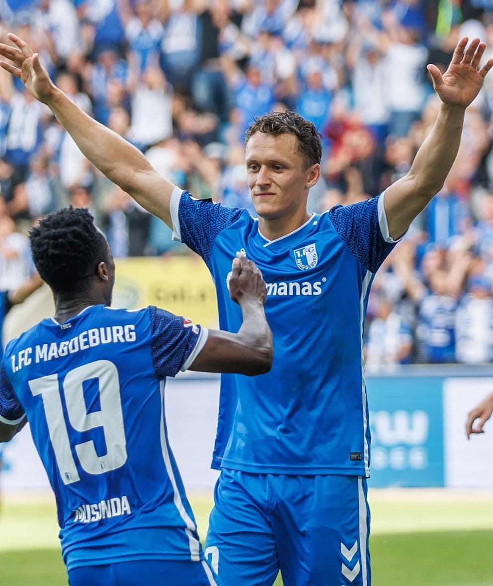 Martijn Kaars (r., mit Lubambo Musonda) hatte bisher viel zu jubeln mit seinem Klub