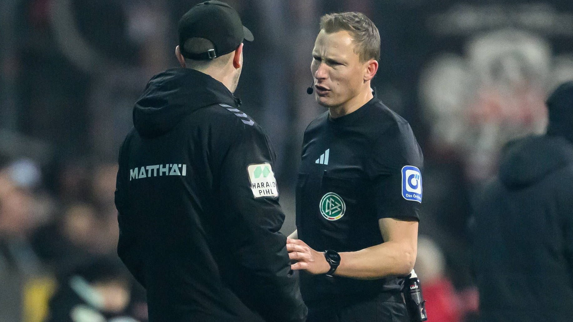 Definitely: Werder coach Ole Werner (left) and referee Martin Petersen.