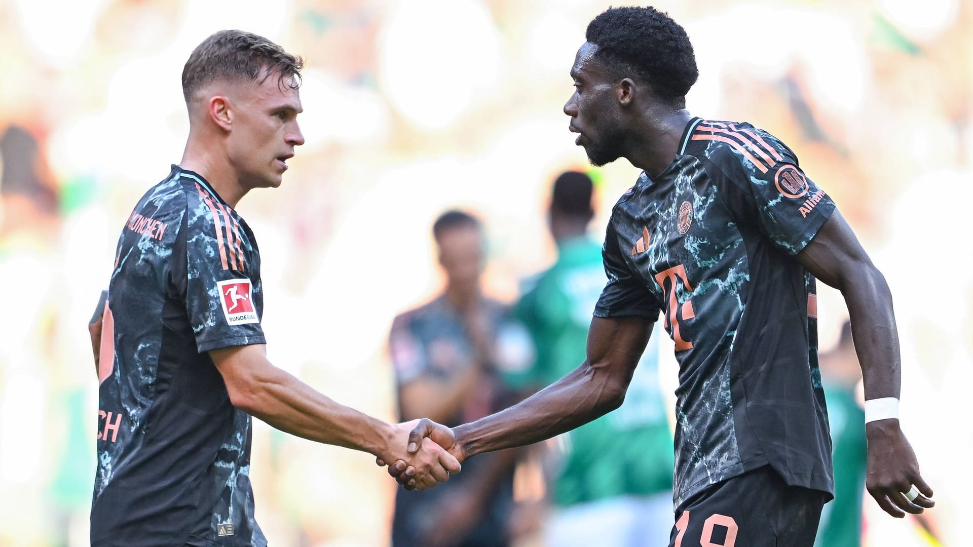 Alphonso Davies (r.) next to Joshua Kimmich: FC Bayern wants to extend the contract with both players.