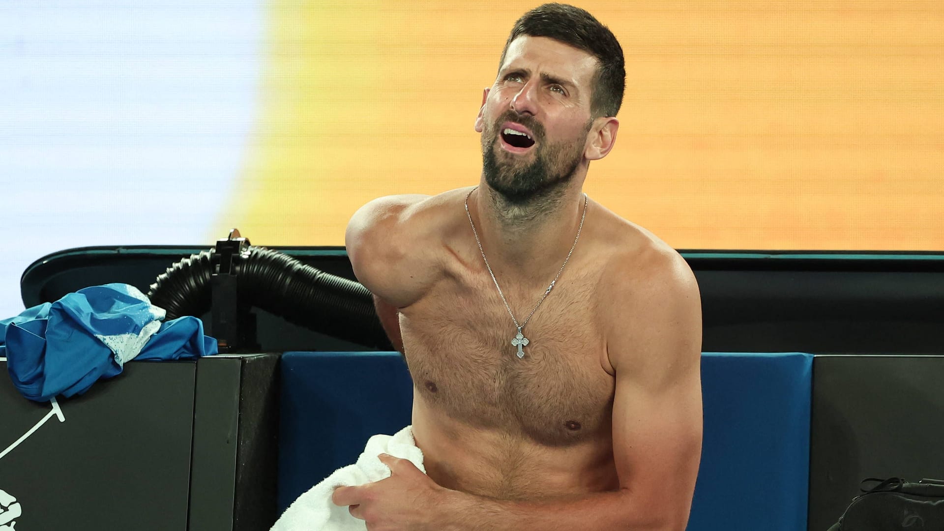 Novak Djokovic on the bench in the match against Carlos Alcaraz: prevailed after a tough fight.