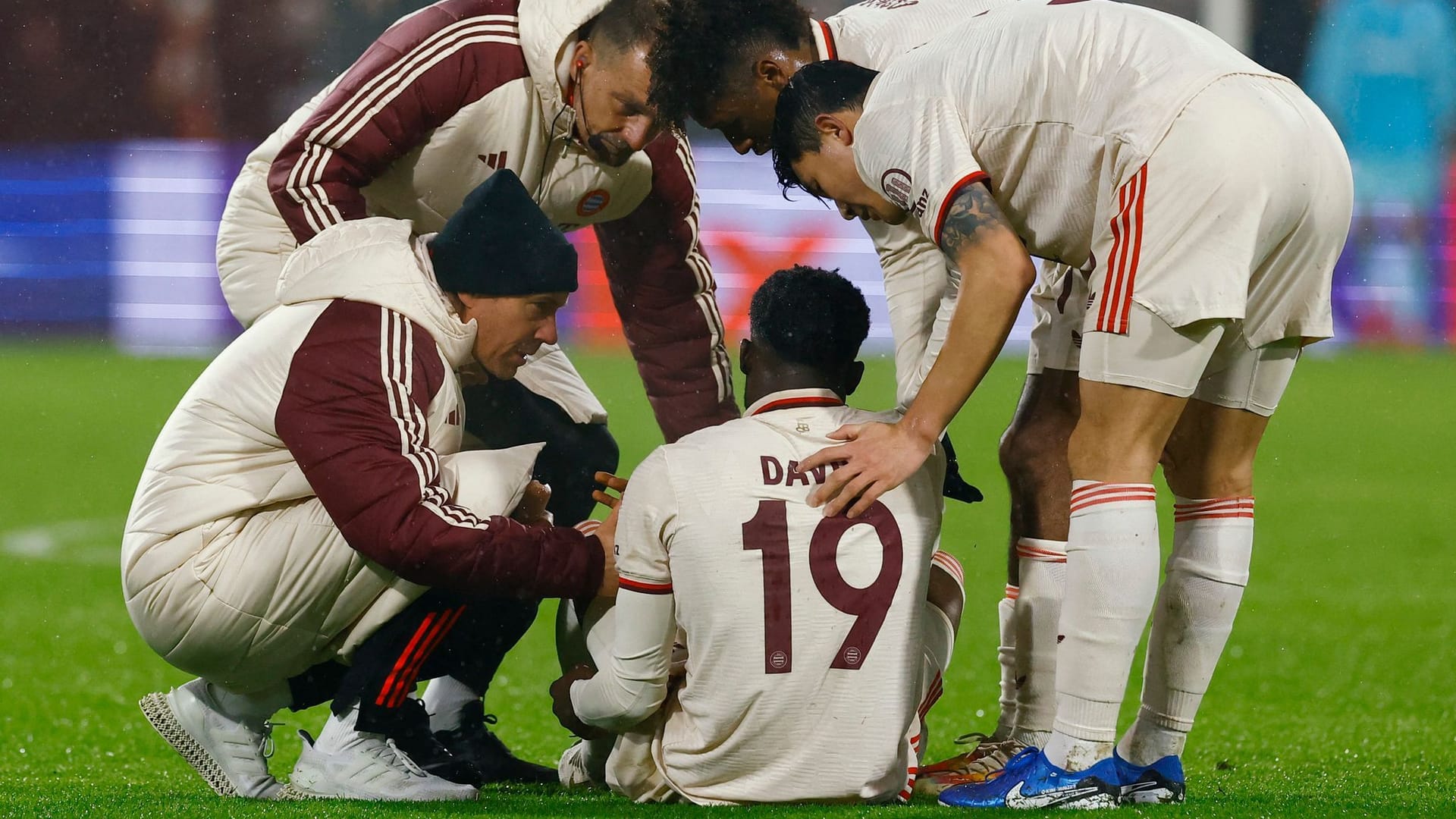 Alphonso Davies: The Canadian had to be substituted shortly before half-time in FC Bayern's away game in Rotterdam.