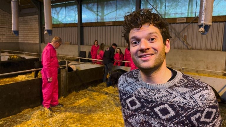 Joep van Hove with his guests among the pigs (photo: Jan Peels)
