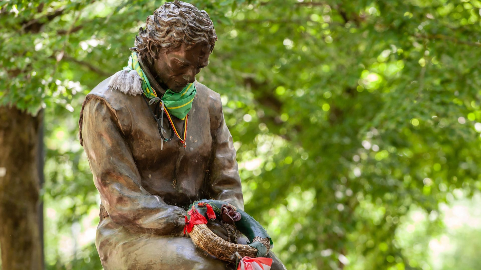 The monument in memory of Ayrton Senna in Imola: Fans and relatives regularly hang flags or wreaths here.